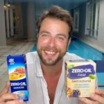 Gustavo Marsengo Instagram - Ahhhh….O fim de ano. São tantas coisas boas juntas. Verão, praia, férias, drinks… Sem falar das festas, com muita coisa gostosa pra comer. E sabe quem combina perfeitamente com esses dois mundos!? Zero-Cal !!! Você pode ter certeza de que os seus drinks e sobremesas deste fim de ano, além de serem zero açúcar, ficarão ainda mais gostosos e saborosos com a linha completa de Zero-Cal. São vários tipos, em gota ou em pó, para você escolher o que melhor se adapta ao seu paladar. E durante os próximos dias vocês irão acompanhar, aqui no meu perfil, uma verdadeira batalha de sabores entre receitas bem refrescantes, onde irei utilizar Zero-Cal Sucralose. Contra receitas que irão surpreender aqueles que você ama, utilizando Zero-Cal Eritritol. Ambos são encontrados na versão em pó ou em gotas e podem ir ao forno ! Então não percam !! Enquanto isso, vocês podem acessar o site e conferir outras maravilhas que podem ser criadas utilizando Zero-Cal. Aproveite você também o melhor desses dois mundos de forma muito mais leve e saborosa. #publicidade #ZeroCal @zerocaloficial