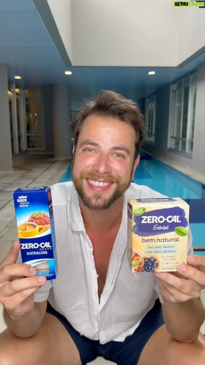 Gustavo Marsengo Instagram - Ahhhh….O fim de ano. São tantas coisas boas juntas. Verão, praia, férias, drinks… Sem falar das festas, com muita coisa gostosa pra comer. E sabe quem combina perfeitamente com esses dois mundos!? Zero-Cal !!! Você pode ter certeza de que os seus drinks e sobremesas deste fim de ano, além de serem zero açúcar, ficarão ainda mais gostosos e saborosos com a linha completa de Zero-Cal. São vários tipos, em gota ou em pó, para você escolher o que melhor se adapta ao seu paladar. E durante os próximos dias vocês irão acompanhar, aqui no meu perfil, uma verdadeira batalha de sabores entre receitas bem refrescantes, onde irei utilizar Zero-Cal Sucralose. Contra receitas que irão surpreender aqueles que você ama, utilizando Zero-Cal Eritritol. Ambos são encontrados na versão em pó ou em gotas e podem ir ao forno ! Então não percam !! Enquanto isso, vocês podem acessar o site e conferir outras maravilhas que podem ser criadas utilizando Zero-Cal. Aproveite você também o melhor desses dois mundos de forma muito mais leve e saborosa. #publicidade #ZeroCal @zerocaloficial