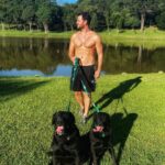 Gustavo Marsengo Instagram – Zlatan e Kyky levando o cachorro pra passear…

Foto sem camisa no feed ✔️

😂😂😂😂 Parque Sao Lourenço