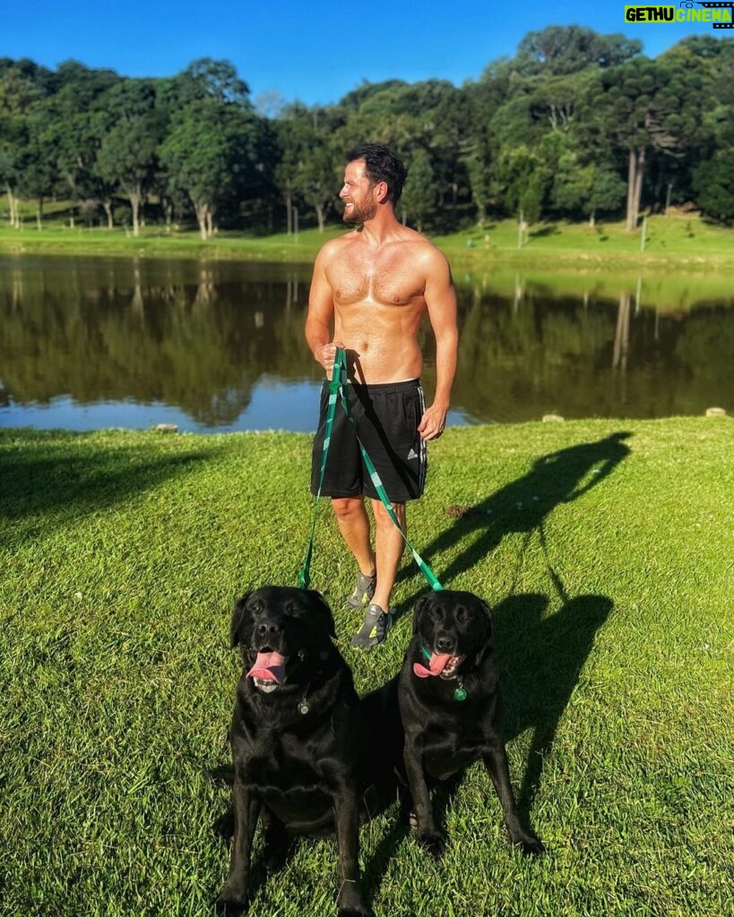 Gustavo Marsengo Instagram - Zlatan e Kyky levando o cachorro pra passear... Foto sem camisa no feed ✔️ 😂😂😂😂 Parque Sao Lourenço