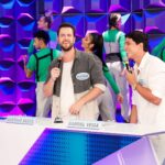 Gustavo Marsengo Instagram - Hoje teve muita diversão no @pgmsilviosantos com a queridíssima @patriciaabravanel e os parceiros @gabrielveigabr, @oscarmagrini e @mateuscarrieriof! E aí, pra quem canta no chuveiro, desenrolei uma interpretação boa de @timmaia.oficial ou não ? 😂 🎤 #PGMSilvioSantos #DisputaMusical