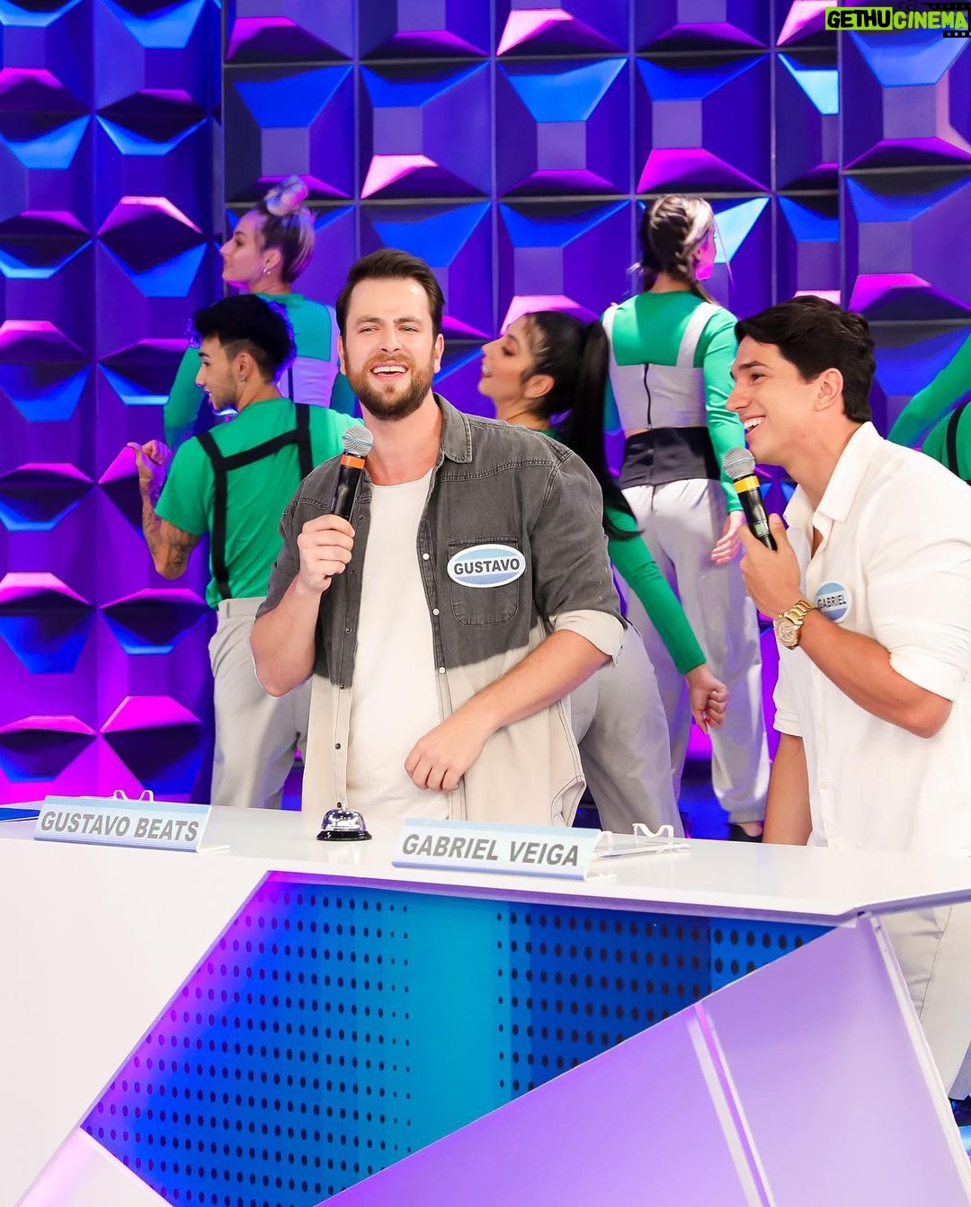 Gustavo Marsengo Instagram - Hoje teve muita diversão no @pgmsilviosantos com a queridíssima @patriciaabravanel e os parceiros @gabrielveigabr, @oscarmagrini e @mateuscarrieriof! E aí, pra quem canta no chuveiro, desenrolei uma interpretação boa de @timmaia.oficial ou não ? 😂 🎤 #PGMSilvioSantos #DisputaMusical