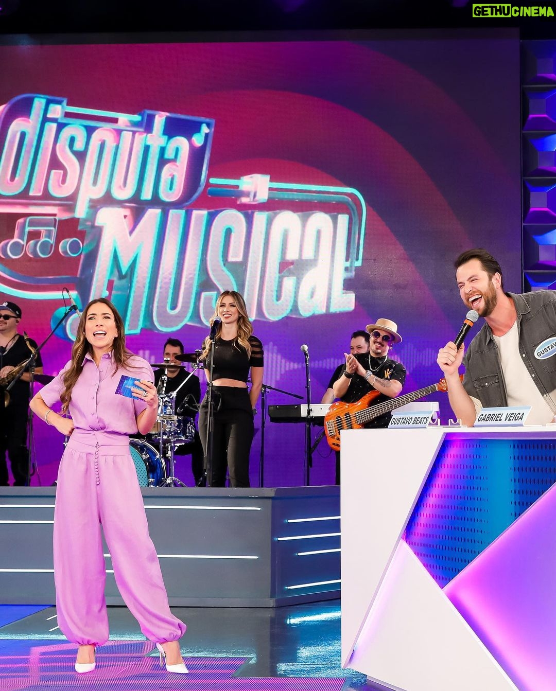 Gustavo Marsengo Instagram - Hoje teve muita diversão no @pgmsilviosantos com a queridíssima @patriciaabravanel e os parceiros @gabrielveigabr, @oscarmagrini e @mateuscarrieriof! E aí, pra quem canta no chuveiro, desenrolei uma interpretação boa de @timmaia.oficial ou não ? 😂 🎤 #PGMSilvioSantos #DisputaMusical