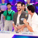 Gustavo Marsengo Instagram - Hoje teve muita diversão no @pgmsilviosantos com a queridíssima @patriciaabravanel e os parceiros @gabrielveigabr, @oscarmagrini e @mateuscarrieriof! E aí, pra quem canta no chuveiro, desenrolei uma interpretação boa de @timmaia.oficial ou não ? 😂 🎤 #PGMSilvioSantos #DisputaMusical