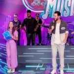 Gustavo Marsengo Instagram - Hoje teve muita diversão no @pgmsilviosantos com a queridíssima @patriciaabravanel e os parceiros @gabrielveigabr, @oscarmagrini e @mateuscarrieriof! E aí, pra quem canta no chuveiro, desenrolei uma interpretação boa de @timmaia.oficial ou não ? 😂 🎤 #PGMSilvioSantos #DisputaMusical