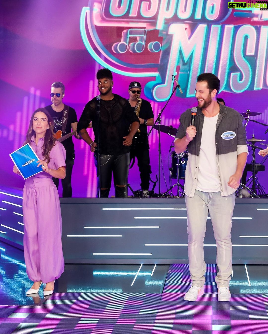 Gustavo Marsengo Instagram - Hoje teve muita diversão no @pgmsilviosantos com a queridíssima @patriciaabravanel e os parceiros @gabrielveigabr, @oscarmagrini e @mateuscarrieriof! E aí, pra quem canta no chuveiro, desenrolei uma interpretação boa de @timmaia.oficial ou não ? 😂 🎤 #PGMSilvioSantos #DisputaMusical