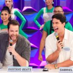 Gustavo Marsengo Instagram - Hoje teve muita diversão no @pgmsilviosantos com a queridíssima @patriciaabravanel e os parceiros @gabrielveigabr, @oscarmagrini e @mateuscarrieriof! E aí, pra quem canta no chuveiro, desenrolei uma interpretação boa de @timmaia.oficial ou não ? 😂 🎤 #PGMSilvioSantos #DisputaMusical