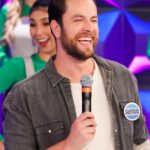 Gustavo Marsengo Instagram - Hoje teve muita diversão no @pgmsilviosantos com a queridíssima @patriciaabravanel e os parceiros @gabrielveigabr, @oscarmagrini e @mateuscarrieriof! E aí, pra quem canta no chuveiro, desenrolei uma interpretação boa de @timmaia.oficial ou não ? 😂 🎤 #PGMSilvioSantos #DisputaMusical