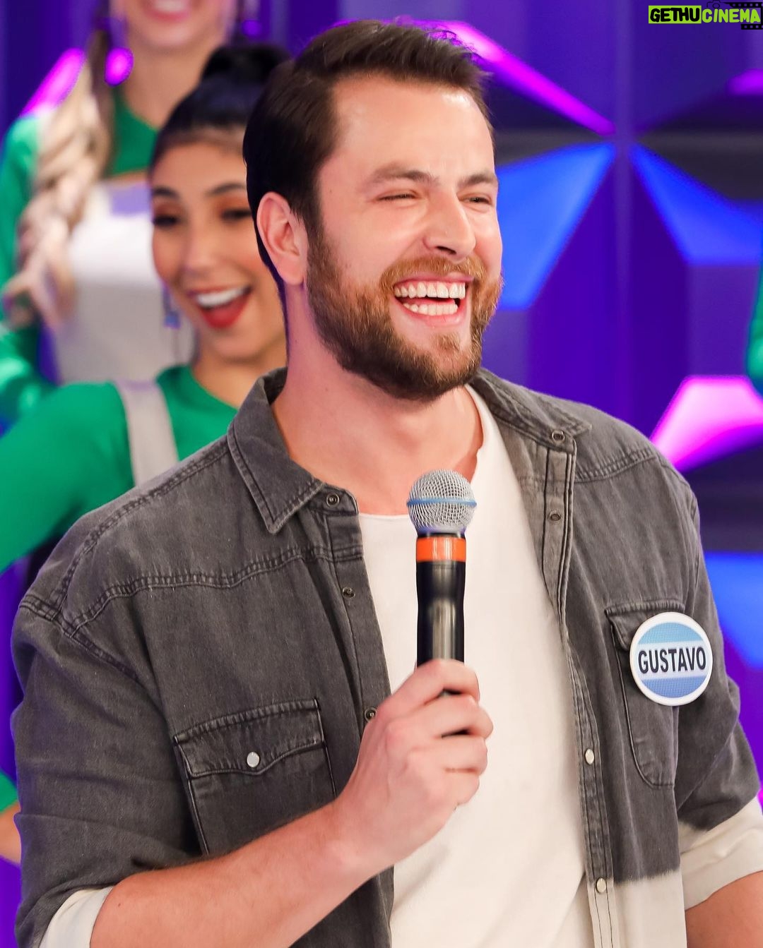 Gustavo Marsengo Instagram - Hoje teve muita diversão no @pgmsilviosantos com a queridíssima @patriciaabravanel e os parceiros @gabrielveigabr, @oscarmagrini e @mateuscarrieriof! E aí, pra quem canta no chuveiro, desenrolei uma interpretação boa de @timmaia.oficial ou não ? 😂 🎤 #PGMSilvioSantos #DisputaMusical