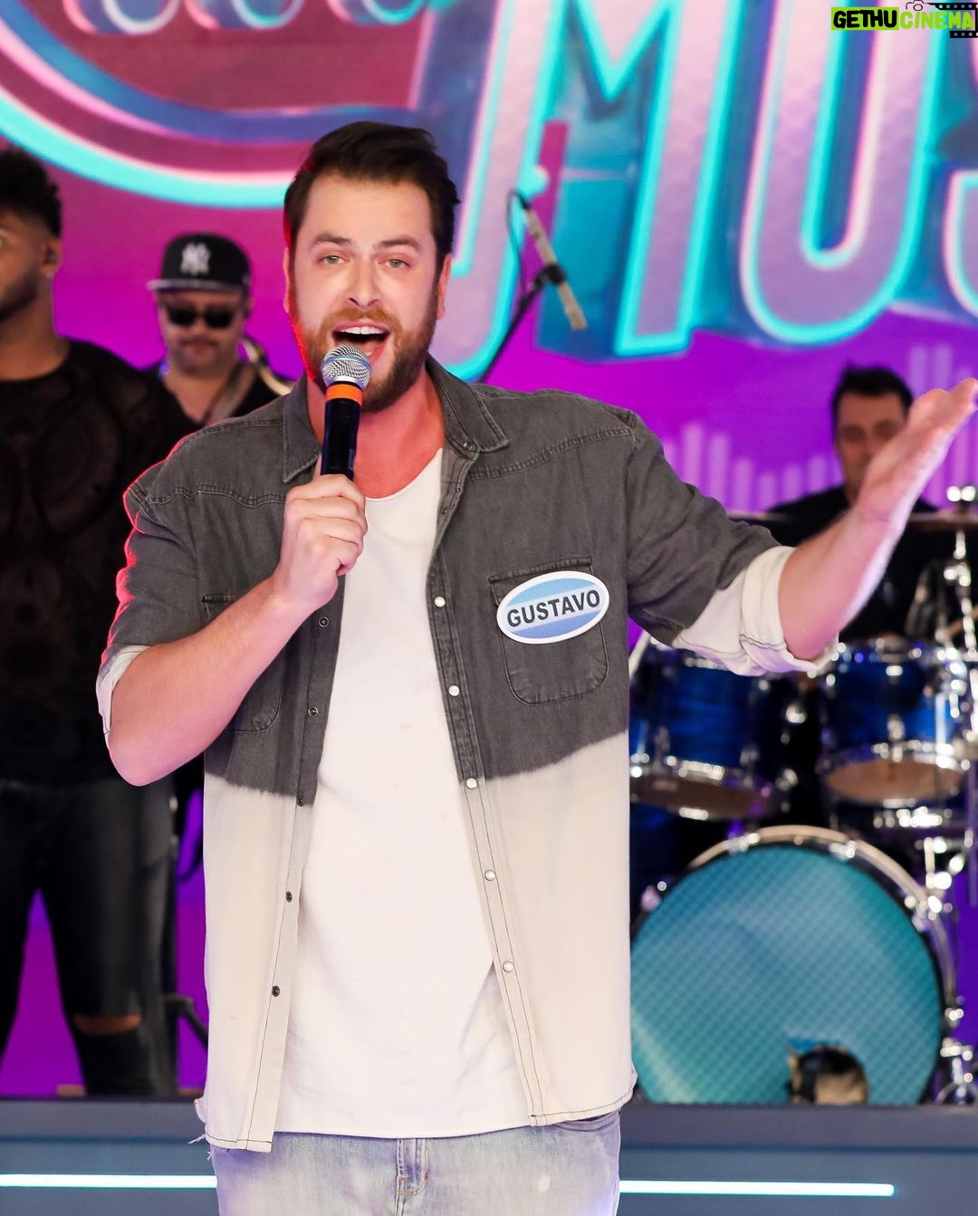 Gustavo Marsengo Instagram - Hoje teve muita diversão no @pgmsilviosantos com a queridíssima @patriciaabravanel e os parceiros @gabrielveigabr, @oscarmagrini e @mateuscarrieriof! E aí, pra quem canta no chuveiro, desenrolei uma interpretação boa de @timmaia.oficial ou não ? 😂 🎤 #PGMSilvioSantos #DisputaMusical