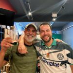 Gustavo Marsengo Instagram – Para eternizar o momento e atualizar o bucket list.

Beijo na careca de São Marcos ✔️

E com direito a assistir Parmera e curintia, com ele, no buteco, tomando uma cervejinha.
Séloko.
O aniversário foi do meu pai, mas quem ganhou o presente fui eu.

Mentira pai, vc ganhou um tbm (última Foto) Sao Marcos
