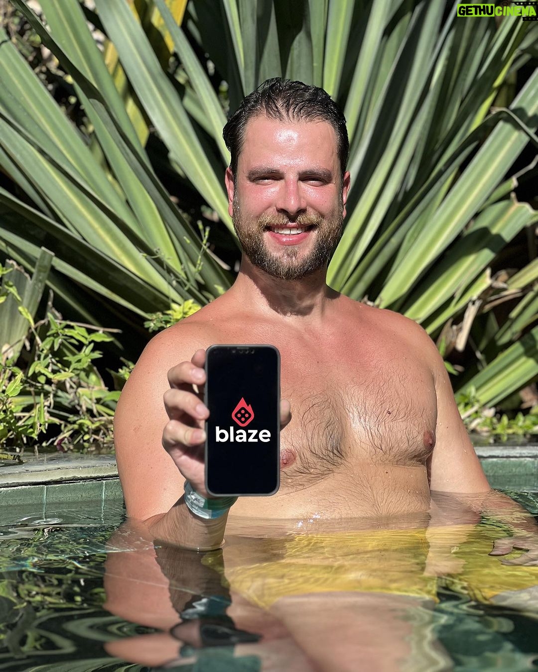 Gustavo Marsengo Instagram - Piscininha com a @jogueblaze, coisa boa! 🏊🏻 Lá você encontra os melhores jogos, e o do momento é o Crash II, bora? Apenas para maiores de dezoito anos e joguem com muita responsabilidade! #publi