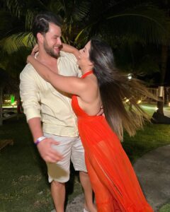 Gustavo Marsengo Instagram - Caminhando sempre juntos 💞 Look @dressonstore Stylist @paulazanuto Maracaípe