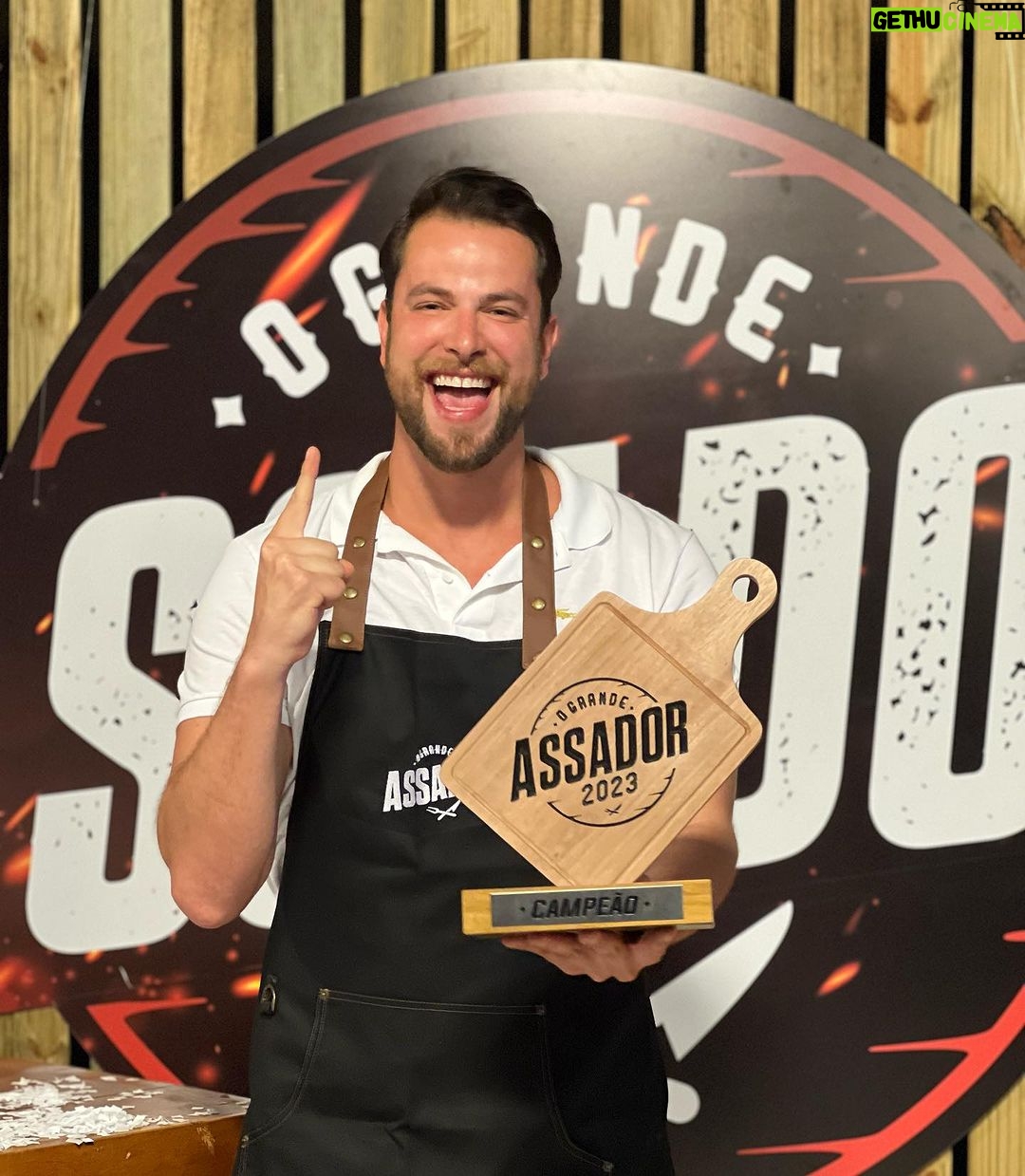 Gustavo Marsengo Instagram - Que prazer participar e GANHAR esse programa, que mistura duas paixões minhas. Reality show e churrasco !!!! Ainda mais com a minha mãe de dupla!!! Que privilégio ! Muito obrigado @rpcparana e @ograndeassador 👊 E aí !? Vai um churrasquinho !? Curitiba, Paraná