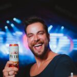 Gustavo Marsengo Instagram – Hoje me despeço de Salvador, com saudades de tudo que vivi por aqui. 
O maior carnaval do mundo, foi ainda melhor com a companhia de Petra Puro malte, bem gelaaadaa !

@cervejapetra 
#Carnapetra
#Cervejapetra
#bebacomsabedoria
#publicidade Salvador, Bahia, Brazil