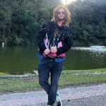 Gustavo Marsengo Instagram – Depois de ontem, descobri que sou cabeludo no corpo de um calvo.
Em breve o implante será realidade e essas madeixas naturais irão desfilar por aí.
Aguardem…
@festivalcrossroads @barcrossroads 🤘🎸 Pedreira Paulo Leminski