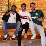 Gustavo Marsengo Instagram – Sentado nesse momento no bar entre amigos para dar um recado:

Nada do que fizermos irá trazer de volta a vida da Gabriela, e nem de todas as pessoas que já foram vítimas desses crimes motivados pelo Futebol.
De fato, esse esporte é o maior espetáculo da terra, tanto para o bem, quanto para o mal.
É difícil acreditar que pessoas tiram a vida, uma das outras, por causa de um esporte.
Porém, só cabe aos envolvidos, principalmente, os TORCEDORES !!! fazerem o seu papel, para que esse universo seja aquilo que mais desejamos e merecemos.
Um lugar de convivência pacífica, entre TODAS as torcidas.
Rivais ou aliados, somos todos seres humanos e devemos permanecer assim. São Paulo, Brazil
