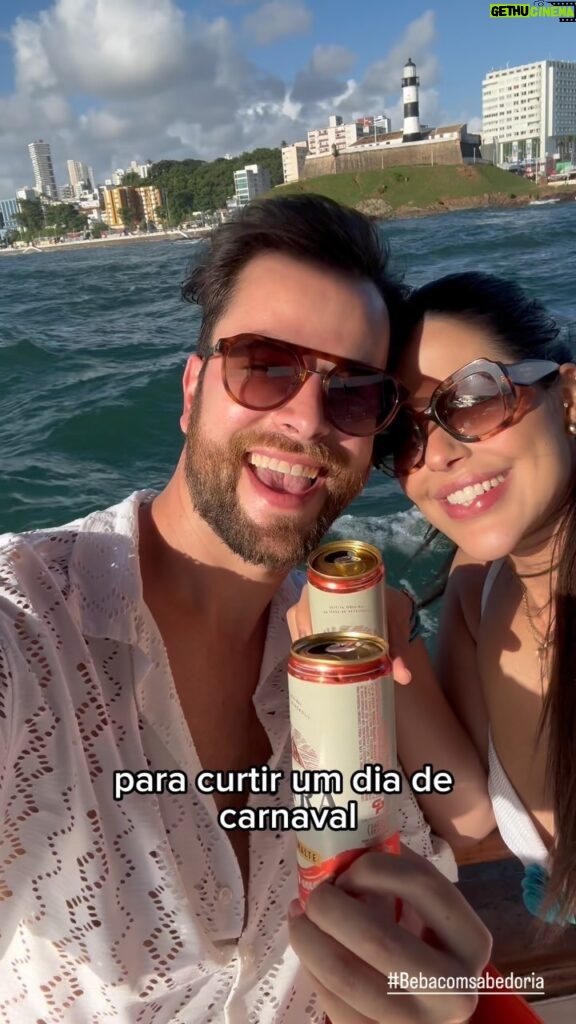 Gustavo Marsengo Instagram - Dia de navegar no carnaval de Salvador, seguindo as ordens da minha capitã Petra. Navegue você também nas águas cristalinas e de puro malte, da @cervejapetra #CarnaPetra #CervejaPetra #Bebacomsabedoria #publicidade