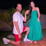 Gustavo Marsengo Instagram - Meu amor, desde os primeiros dias ao seu lado, eu já tinha certeza que você seria a mulher da minha vida !! Já sabia que iria te proteger, respeitar e amar para todo o sempre. Por mim, esse pedido já poderia ter sido feito muito antes, nunca foi falta de vontade, ou incerteza do que eu queria. A única dúvida que eu tinha era de como e quando fazê-lo. Mas depois que decidi passar o natal com sua família, resolvi aguardar este momento. Afinal, quando casamos com uma pessoa, também casamos com a família dela. E já não dava para esperar muito tempo, se não o seu bigode ia vir puxar meu pé a noite. Brincadeiras a parte, Infelizmente não conheci meu sogro a tempo, mas tenho certeza que não poderia escolher parentes melhores dos que você me deu. E que seu Augusto lá de cima irá abençoar esta união. também não poderia escolher dia mais especial que este também, afinal, hoje comemoramos o nascimento de Cristo, que é a personificação do Amor. E é isso que eu quero pra nós dois, que esta data represente o início de um novo ciclo. O início de uma vida inteira casado com você ! Eu te amo e quero te fazer a mulher mais feliz e amada do mundo. Vc quer se casar comigo ? Spoiler: ela disse sim