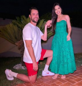 Gustavo Marsengo Instagram - Meu amor, desde os primeiros dias ao seu lado, eu já tinha certeza que você seria a mulher da minha vida !! Já sabia que iria te proteger, respeitar e amar para todo o sempre. Por mim, esse pedido já poderia ter sido feito muito antes, nunca foi falta de vontade, ou incerteza do que eu queria. A única dúvida que eu tinha era de como e quando fazê-lo. Mas depois que decidi passar o natal com sua família, resolvi aguardar este momento. Afinal, quando casamos com uma pessoa, também casamos com a família dela. E já não dava para esperar muito tempo, se não o seu bigode ia vir puxar meu pé a noite. Brincadeiras a parte, Infelizmente não conheci meu sogro a tempo, mas tenho certeza que não poderia escolher parentes melhores dos que você me deu. E que seu Augusto lá de cima irá abençoar esta união. também não poderia escolher dia mais especial que este também, afinal, hoje comemoramos o nascimento de Cristo, que é a personificação do Amor. E é isso que eu quero pra nós dois, que esta data represente o início de um novo ciclo. O início de uma vida inteira casado com você ! Eu te amo e quero te fazer a mulher mais feliz e amada do mundo. Vc quer se casar comigo ? Spoiler: ela disse sim