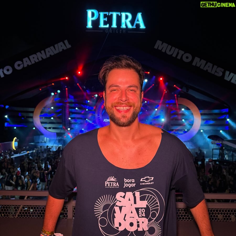Gustavo Marsengo Instagram - Quem nunca cortou a gola do abadá errado, que atire a primeira Petra 😅
