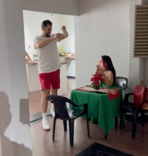 Gustavo Marsengo Instagram - Meu amor, desde os primeiros dias ao seu lado, eu já tinha certeza que você seria a mulher da minha vida !!
Já sabia que iria te proteger, respeitar e amar para todo o sempre.
Por mim, esse pedido já poderia ter sido feito muito antes, nunca foi falta de vontade, ou incerteza do que eu queria.
A única dúvida que eu tinha era de como e quando fazê-lo.
Mas depois que decidi passar o natal com sua família, resolvi aguardar este momento.
Afinal, quando casamos com uma pessoa, também casamos com a família dela.
E já não dava para esperar muito tempo, se não o seu bigode ia vir puxar meu pé a noite.
Brincadeiras a parte, Infelizmente não conheci meu sogro a tempo, mas tenho certeza que não poderia escolher parentes melhores dos que você me deu.
E que seu Augusto lá de cima irá abençoar esta união.
também não poderia escolher dia mais especial que este também, afinal, hoje comemoramos o nascimento de Cristo, que é a personificação do Amor.
E é isso que eu quero pra nós dois, que esta data represente o início de um novo ciclo.
O início de uma vida inteira casado com você !
Eu te amo e quero te fazer a mulher mais feliz e amada do mundo.
Vc quer se casar comigo ?

Spoiler: ela disse sim