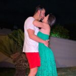 Gustavo Marsengo Instagram - Meu amor, desde os primeiros dias ao seu lado, eu já tinha certeza que você seria a mulher da minha vida !! Já sabia que iria te proteger, respeitar e amar para todo o sempre. Por mim, esse pedido já poderia ter sido feito muito antes, nunca foi falta de vontade, ou incerteza do que eu queria. A única dúvida que eu tinha era de como e quando fazê-lo. Mas depois que decidi passar o natal com sua família, resolvi aguardar este momento. Afinal, quando casamos com uma pessoa, também casamos com a família dela. E já não dava para esperar muito tempo, se não o seu bigode ia vir puxar meu pé a noite. Brincadeiras a parte, Infelizmente não conheci meu sogro a tempo, mas tenho certeza que não poderia escolher parentes melhores dos que você me deu. E que seu Augusto lá de cima irá abençoar esta união. também não poderia escolher dia mais especial que este também, afinal, hoje comemoramos o nascimento de Cristo, que é a personificação do Amor. E é isso que eu quero pra nós dois, que esta data represente o início de um novo ciclo. O início de uma vida inteira casado com você ! Eu te amo e quero te fazer a mulher mais feliz e amada do mundo. Vc quer se casar comigo ? Spoiler: ela disse sim