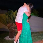 Gustavo Marsengo Instagram - Meu amor, desde os primeiros dias ao seu lado, eu já tinha certeza que você seria a mulher da minha vida !! Já sabia que iria te proteger, respeitar e amar para todo o sempre. Por mim, esse pedido já poderia ter sido feito muito antes, nunca foi falta de vontade, ou incerteza do que eu queria. A única dúvida que eu tinha era de como e quando fazê-lo. Mas depois que decidi passar o natal com sua família, resolvi aguardar este momento. Afinal, quando casamos com uma pessoa, também casamos com a família dela. E já não dava para esperar muito tempo, se não o seu bigode ia vir puxar meu pé a noite. Brincadeiras a parte, Infelizmente não conheci meu sogro a tempo, mas tenho certeza que não poderia escolher parentes melhores dos que você me deu. E que seu Augusto lá de cima irá abençoar esta união. também não poderia escolher dia mais especial que este também, afinal, hoje comemoramos o nascimento de Cristo, que é a personificação do Amor. E é isso que eu quero pra nós dois, que esta data represente o início de um novo ciclo. O início de uma vida inteira casado com você ! Eu te amo e quero te fazer a mulher mais feliz e amada do mundo. Vc quer se casar comigo ? Spoiler: ela disse sim