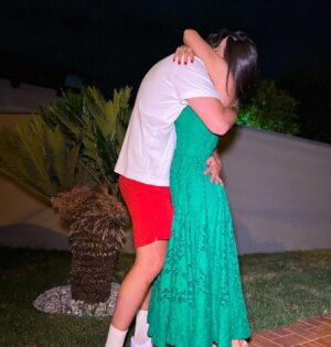 Gustavo Marsengo Instagram - Meu amor, desde os primeiros dias ao seu lado, eu já tinha certeza que você seria a mulher da minha vida !!
Já sabia que iria te proteger, respeitar e amar para todo o sempre.
Por mim, esse pedido já poderia ter sido feito muito antes, nunca foi falta de vontade, ou incerteza do que eu queria.
A única dúvida que eu tinha era de como e quando fazê-lo.
Mas depois que decidi passar o natal com sua família, resolvi aguardar este momento.
Afinal, quando casamos com uma pessoa, também casamos com a família dela.
E já não dava para esperar muito tempo, se não o seu bigode ia vir puxar meu pé a noite.
Brincadeiras a parte, Infelizmente não conheci meu sogro a tempo, mas tenho certeza que não poderia escolher parentes melhores dos que você me deu.
E que seu Augusto lá de cima irá abençoar esta união.
também não poderia escolher dia mais especial que este também, afinal, hoje comemoramos o nascimento de Cristo, que é a personificação do Amor.
E é isso que eu quero pra nós dois, que esta data represente o início de um novo ciclo.
O início de uma vida inteira casado com você !
Eu te amo e quero te fazer a mulher mais feliz e amada do mundo.
Vc quer se casar comigo ?

Spoiler: ela disse sim