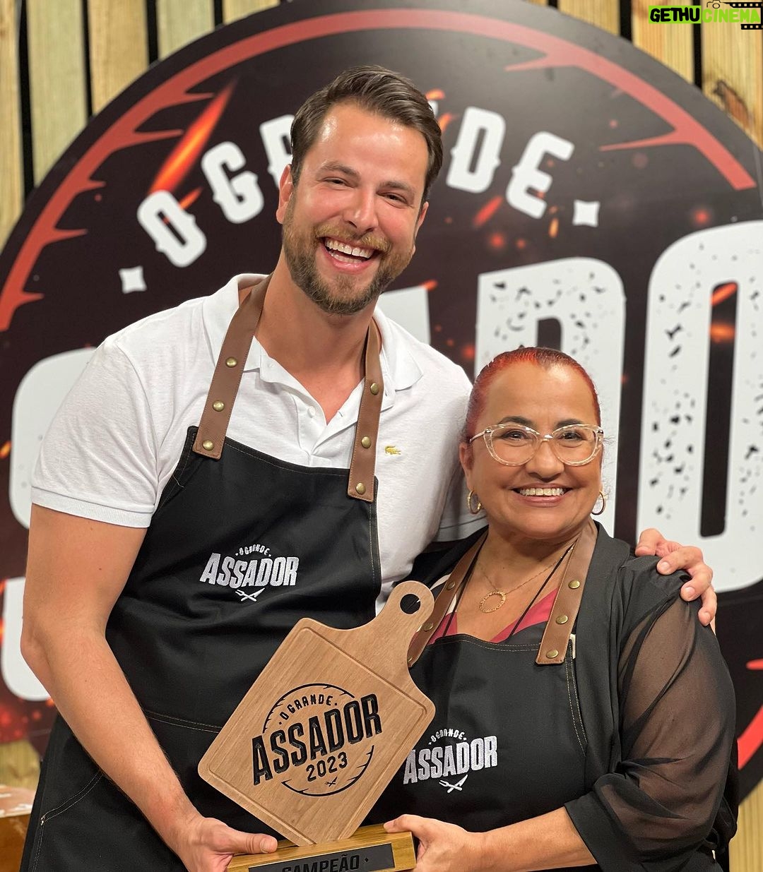 Gustavo Marsengo Instagram - Que prazer participar e GANHAR esse programa, que mistura duas paixões minhas. Reality show e churrasco !!!! Ainda mais com a minha mãe de dupla!!! Que privilégio ! Muito obrigado @rpcparana e @ograndeassador 👊 E aí !? Vai um churrasquinho !? Curitiba, Paraná