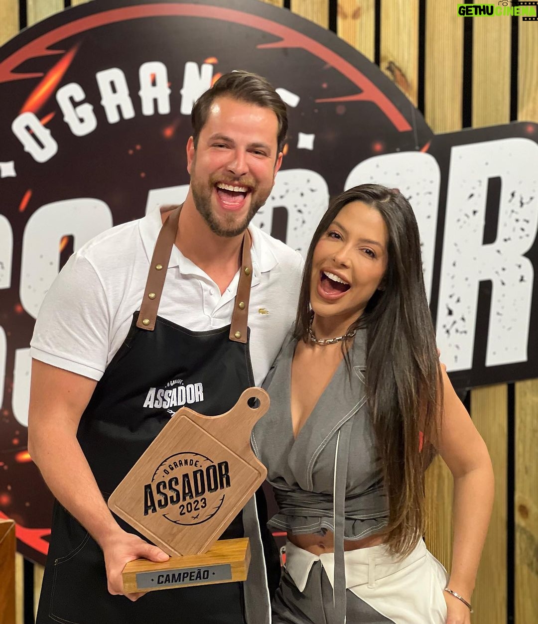 Gustavo Marsengo Instagram - Que prazer participar e GANHAR esse programa, que mistura duas paixões minhas. Reality show e churrasco !!!! Ainda mais com a minha mãe de dupla!!! Que privilégio ! Muito obrigado @rpcparana e @ograndeassador 👊 E aí !? Vai um churrasquinho !? Curitiba, Paraná