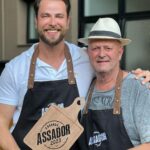 Gustavo Marsengo Instagram - Que prazer participar e GANHAR esse programa, que mistura duas paixões minhas. Reality show e churrasco !!!! Ainda mais com a minha mãe de dupla!!! Que privilégio ! Muito obrigado @rpcparana e @ograndeassador 👊 E aí !? Vai um churrasquinho !? Curitiba, Paraná