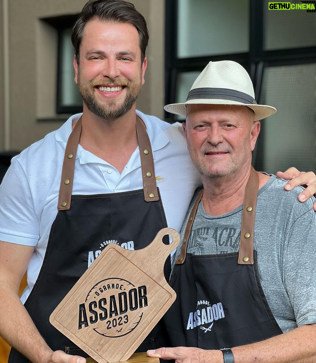 Gustavo Marsengo Instagram - Que prazer participar e GANHAR esse programa, que mistura duas paixões minhas. Reality show e churrasco !!!! Ainda mais com a minha mãe de dupla!!! Que privilégio ! Muito obrigado @rpcparana e @ograndeassador 👊 E aí !? Vai um churrasquinho !? Curitiba, Paraná