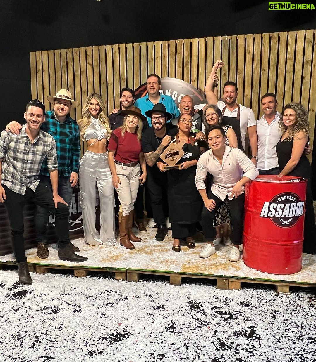 Gustavo Marsengo Instagram - Que prazer participar e GANHAR esse programa, que mistura duas paixões minhas. Reality show e churrasco !!!! Ainda mais com a minha mãe de dupla!!! Que privilégio ! Muito obrigado @rpcparana e @ograndeassador 👊 E aí !? Vai um churrasquinho !? Curitiba, Paraná
