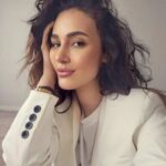 Haala Shiha Instagram - هي دي الحياة....خطوات نخطوها و مواقف تغيرنا و أشياء تؤذينا و دروس نتعلمها و لكن جوهرنا يبقي كما هو .