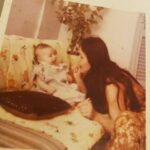 Haala Shiha Instagram - لو حد سألني اي صورة حبتيها ليكي ممكن اول صورة حشوفها حتيجي علي بالي الصورة دي انا و امي في حضنها وسط حنانها و ابتسامتها انا جوا روحها هنا انا جوا مملكتها مفيش في الكون كله زي الاحساس ده يارب يخليلنا اماهتنا كلهم و يفرحهم و يرحم اللي رحلوا من عالمنا ..... #الام #mother
