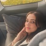 Haala Shiha Instagram - Going to the shoot 🎬 حبيت اكثر الروتين النهاردة و رايحة التصوير ب taxi 🚕 Heheh اول مرة اجربه عاجبني اوي 🙈🚕🚕🚕