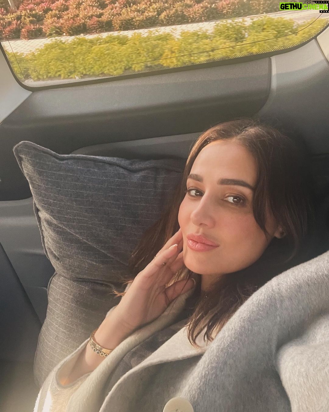 Haala Shiha Instagram - Going to the shoot 🎬 حبيت اكثر الروتين النهاردة و رايحة التصوير ب taxi 🚕 Heheh اول مرة اجربه عاجبني اوي 🙈🚕🚕🚕