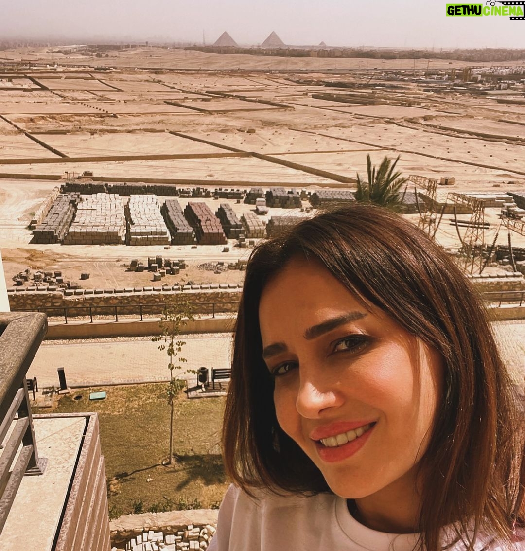 Haala Shiha Instagram - مفيش في الدنيا كلها زي جمال و حضارة مصر ، 🇪🇬 ممكن افضل اتفرج علي الاهرامات ساعات و مزهئش أبدا صباحكم امل و بكرة احلي اكيد كله تفائل و خير و رضا . #egypt #pirámides