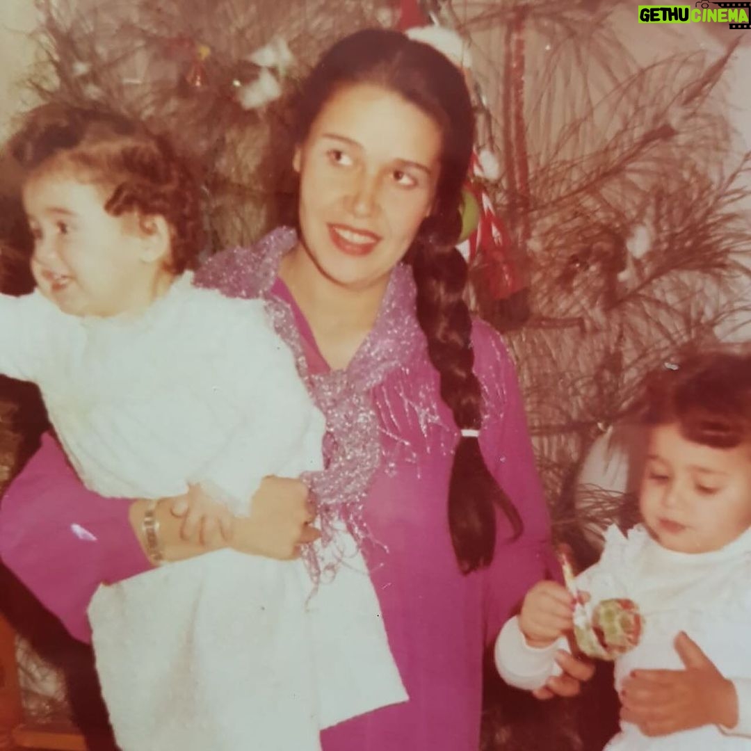 Haala Shiha Instagram - مهما أقول و أعيد وأزيد .. مفيش كلام يديكي حقك يا أمي .. انت الحب و الحنان انت بحر من الأمان انت جبال من الأحلام مهما رحنا ولا جينا أنت الأمل في بكرا لينا وجودك راحة وصوتك دفا ريحتك ياسمينة وحضنك غطا ربنا يخليكي لينا يا أمي علمتينا العطاء والوفاء والأمل الدائم علمتينا الصبر والتحمل والإيمان بأن الله معنا وان القادم خير .. علمتينا الثقة بالنفس والتواضع وحب الغير .. علمتينا الكرم والعطاء وانكار الذات .. علمتينا الصدق والامانه والقوة وان الكلمه اللي تخرج مننا تلزمنا .. علمتينا الحب كما ينبغي .. الحب المطلق .. للرب والكون ولكل كائن حولنا .. انت الحياه يا أمي ربنا يخليكي لينا 🙏🏻🤍 @nadiazeitoun9
