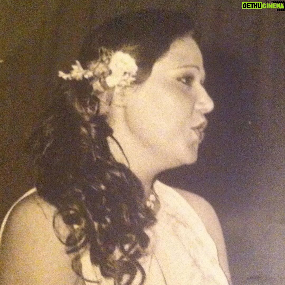 Haala Shiha Instagram - مهما أقول و أعيد وأزيد .. مفيش كلام يديكي حقك يا أمي .. انت الحب و الحنان انت بحر من الأمان انت جبال من الأحلام مهما رحنا ولا جينا أنت الأمل في بكرا لينا وجودك راحة وصوتك دفا ريحتك ياسمينة وحضنك غطا ربنا يخليكي لينا يا أمي علمتينا العطاء والوفاء والأمل الدائم علمتينا الصبر والتحمل والإيمان بأن الله معنا وان القادم خير .. علمتينا الثقة بالنفس والتواضع وحب الغير .. علمتينا الكرم والعطاء وانكار الذات .. علمتينا الصدق والامانه والقوة وان الكلمه اللي تخرج مننا تلزمنا .. علمتينا الحب كما ينبغي .. الحب المطلق .. للرب والكون ولكل كائن حولنا .. انت الحياه يا أمي ربنا يخليكي لينا 🙏🏻🤍 @nadiazeitoun9