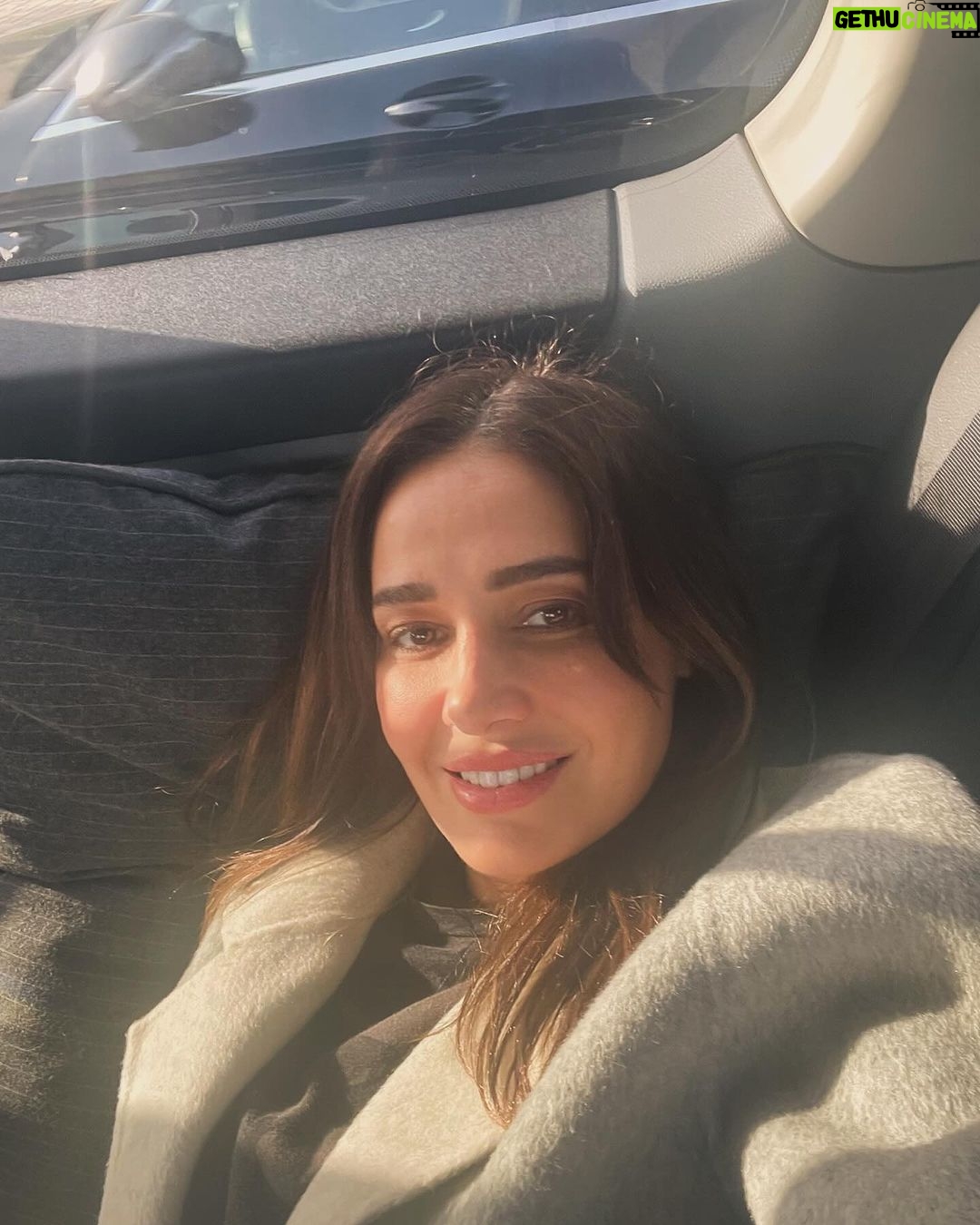 Haala Shiha Instagram - Going to the shoot 🎬 ØØ¨ÙŠØª اكثر الروتين النهاردة Ùˆ Ø±Ø§ÙŠØØ© التصوير ب taxi 🚕 Heheh اول مرة اجربه عاجبني اوي 🙈🚕🚕🚕