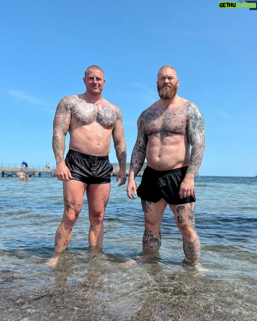 Hafþór Júlíus Björnsson Instagram - Just two mermaids in their rightful habitat 🧜‍♀️🧜‍♀️