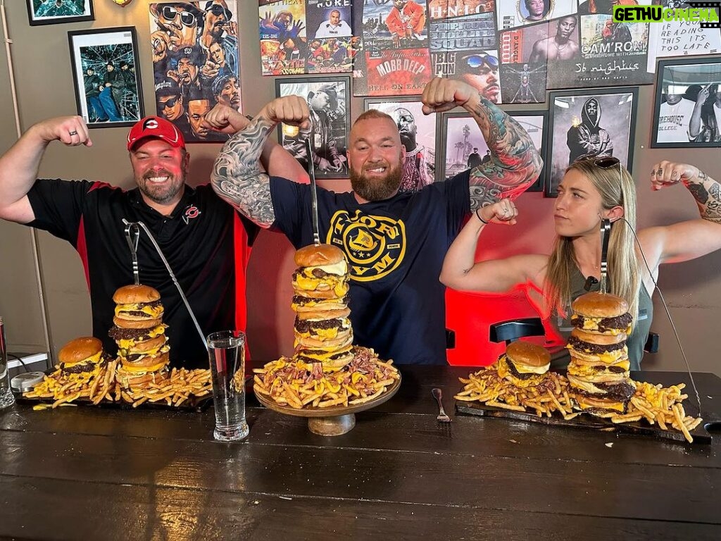 Hafþór Júlíus Björnsson Instagram - 2,5kg burger challenge is now live on Youtube ft. @randysantel & @katinaeatskilos Link in bio and stories