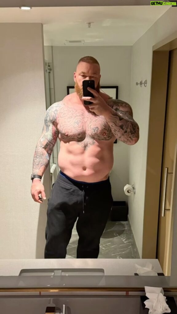 Hafþór Júlíus Björnsson Instagram - Dad bod full steam ahead. 195kg and growing.
