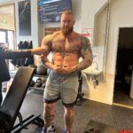 Hafþór Júlíus Björnsson Instagram – Not bad for a fat guy. 177kg and still visible abs. #dadbod @thorspowergym