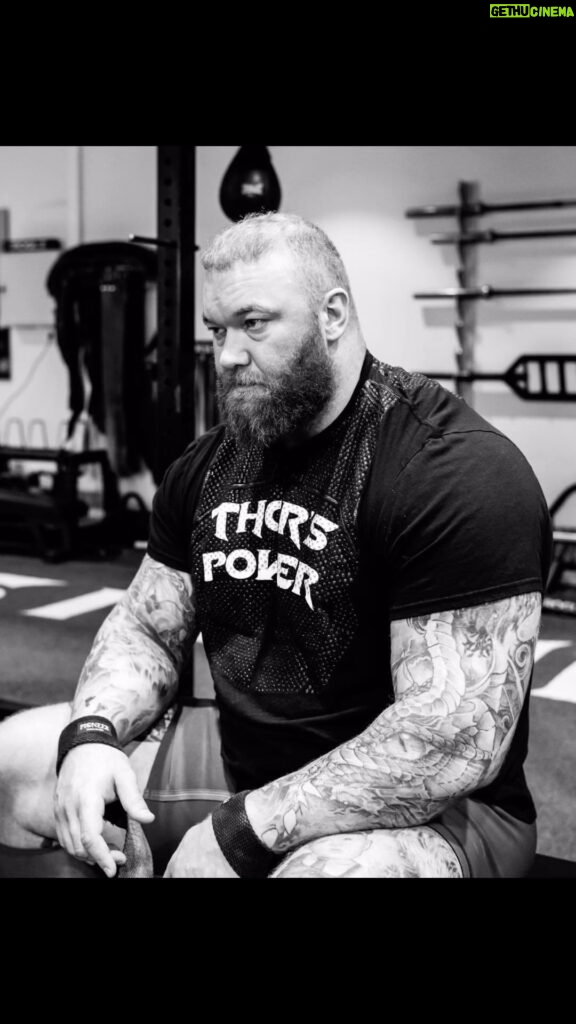 Hafþór Júlíus Björnsson Instagram - For my last heavy deadlift session before I compete I had two options—465kg deadlift or 400kg 3 reps 2 sets. New video goes live on YouTube at 4pm GMT / 11am EST / 8am PST. Check it out 🫡 Thor's Power Gym