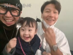 Haha Instagram - 종국이형이  오랜만에~ 앨범이 나왔어요!
와이프 앨범 나온것만큼 기분이가 좋네요! 오랫동안 쌓인 추억때문일까요? 
업로드 하라고 말도못하는 우리 김종국의 #봄이왔나봐 를 들어봐주세요! 
노래 예술이네!!🔥🔥🔥🔥양다일짱!

형 계속 내주라.. 
계속 무대에서 노래 불러줘..
내가 형 3사 대상 받게한거 잊지말고.. ㅋㅋㅋㅋ 

#우리형#내동생#크로스#401정육식당