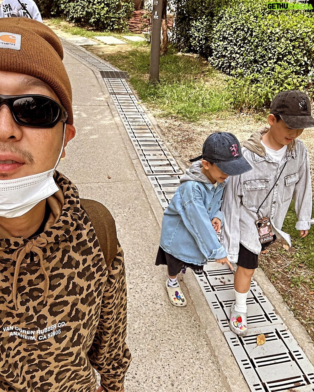 Haha Instagram - 가을이네~ 자자 옷갈입읍시다! 반바지에 후디 딱 2주일봅니다.. 송이 아파서 남자들끼리 나왔네요~ 몸 잘챙기세요~~ 아이폰도 옷갈아입자!! #야만#가을 #브라운#카키 #오늘은초밥