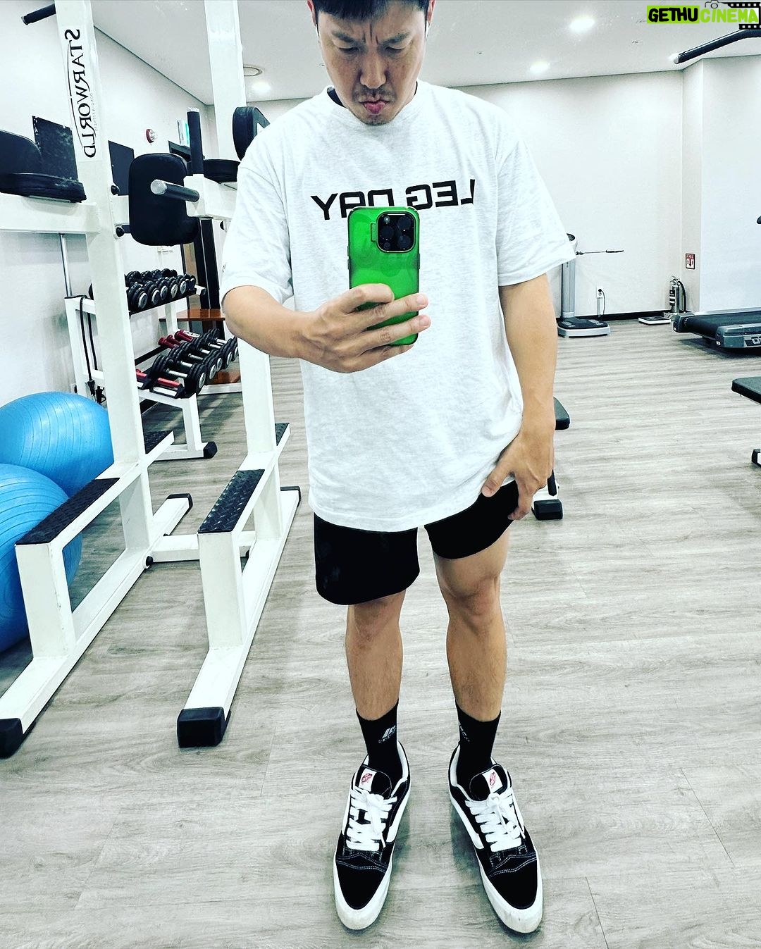 Haha Instagram - 어제 지방촬영와서 새벽에 녹화 끝내고 아침에 꾸역꾸역 일어나 운동했다! 내가 멋진남자가 된 기분이야! 이 모든게 @kjk76 종국형이 준 바로 #ironstein 덕이다! 사랑해 우리형!❤️❤️❤️